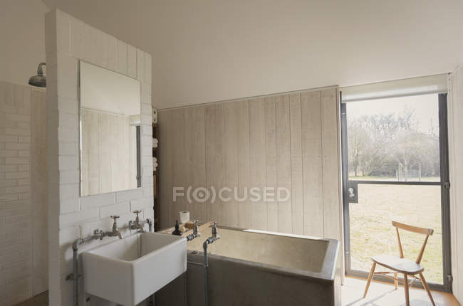 Accueil salle de bain vitrine avec baignoire trempante — Photo de stock