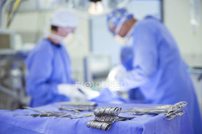 Ciseaux chirurgicaux sur plateau dans la salle d'opération de la clinique médicale — Photo de stock