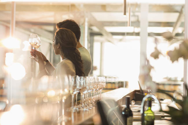 Couple wine tasting in sunny winery tasting room — Stock Photo