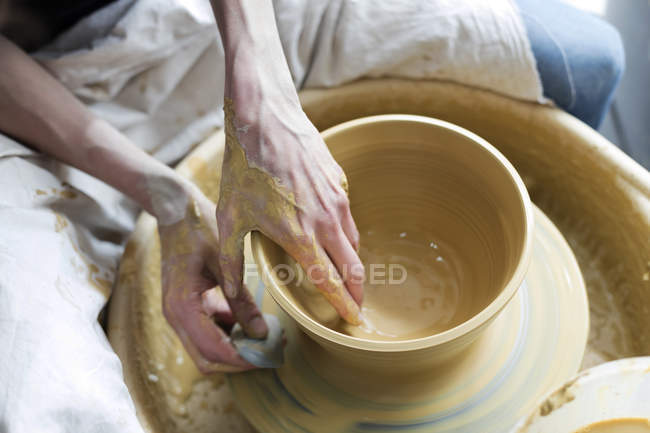 Накладний вигляд жінка використовує гончарне колесо — стокове фото