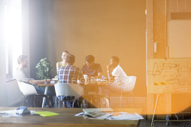Riflesso lente più persone di business creativo incontro al tavolo ufficio — Foto stock