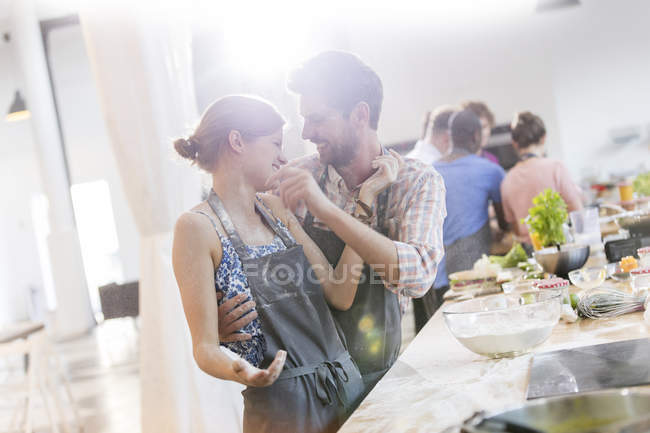 Verspieltes Paar genießt Kochkurs in Küche — Stockfoto