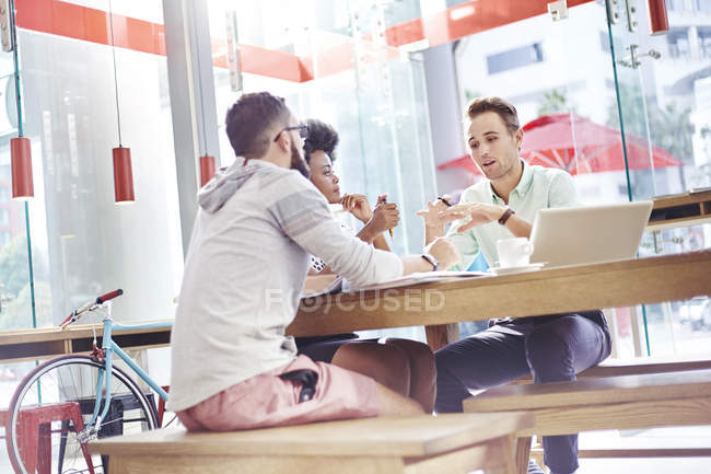 Geschäftsleute treffen sich in modernem Café — Stockfoto