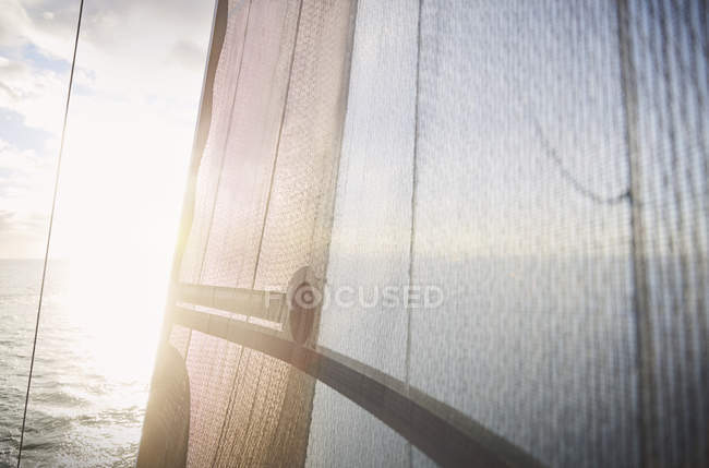 Солнце светит против парусного судна — стоковое фото