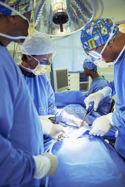 Хирурги, выполняющие операции в операционной — стоковое фото
