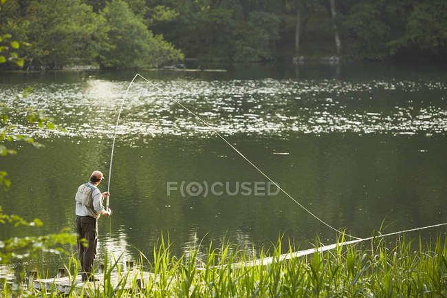 Senior Mann Fliegenfischen im Sommer Fluss — Stockfoto