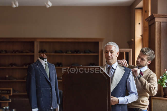 Homme d'affaires sur mesure pour costume dans un magasin de vêtements pour hommes — Photo de stock