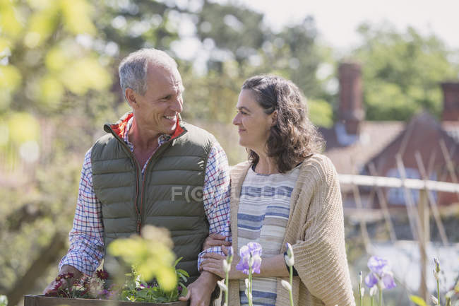 Shopping di coppia sorridente nel giardino vivaistico delle piante — Foto stock
