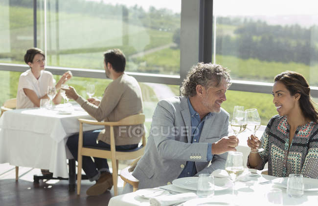 Coppia bicchieri di vino tostatura in soleggiata sala da pranzo cantina — Foto stock