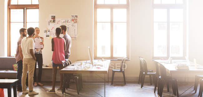 Kreative Geschäftsleute treffen sich im sonnigen Büro — Stockfoto