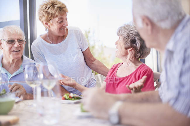 Старші пари насолоджуються обідом — стокове фото