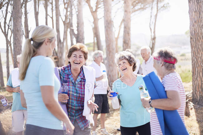 Mujeres mayores hablando después de clases de yoga en el parque - foto de stock