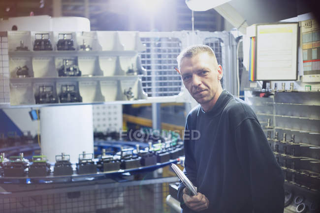 Ritratto lavoratore fiducioso in fabbrica di acciaio — Foto stock