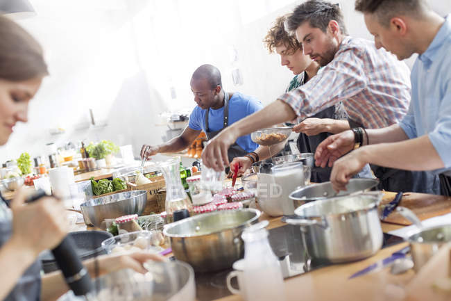 Студенты-мужчины на кухне кулинарного класса — стоковое фото