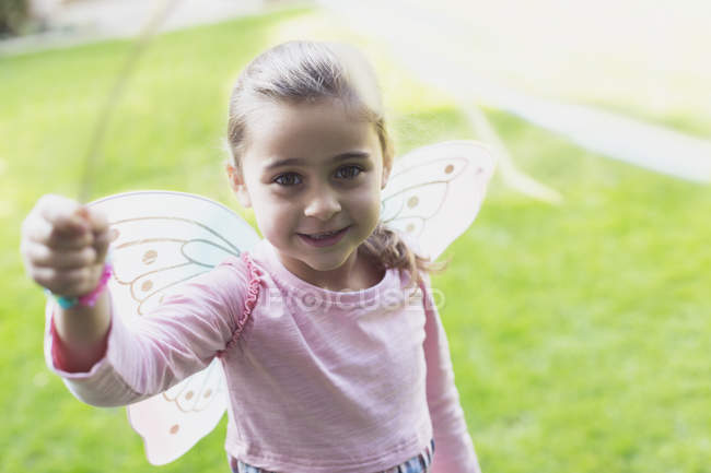 Retrato sorridente menina em asas de fada — Fotografia de Stock