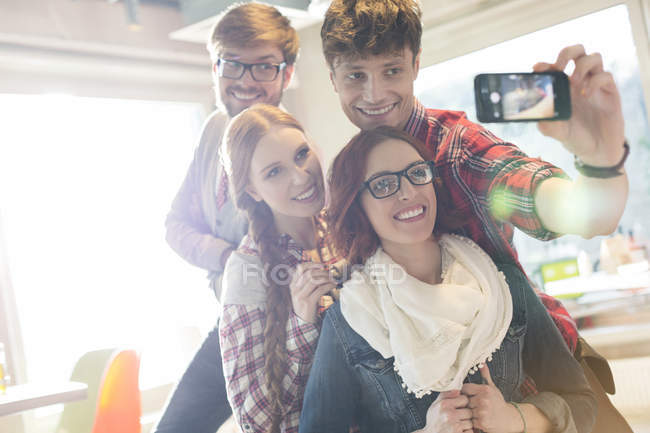 Amigos tomando selfie con teléfono de la cámara - foto de stock