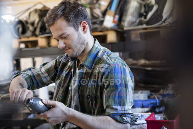 Mechanic fixing car part in auto repair shop — Stock Photo
