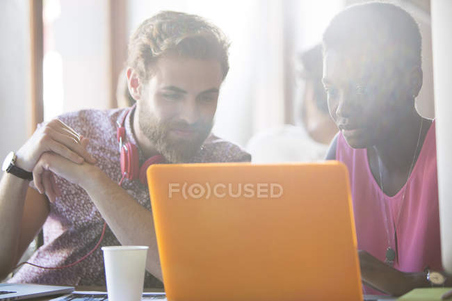 Gelegenheitsunternehmer arbeiten im modernen Büro am Laptop — Stockfoto