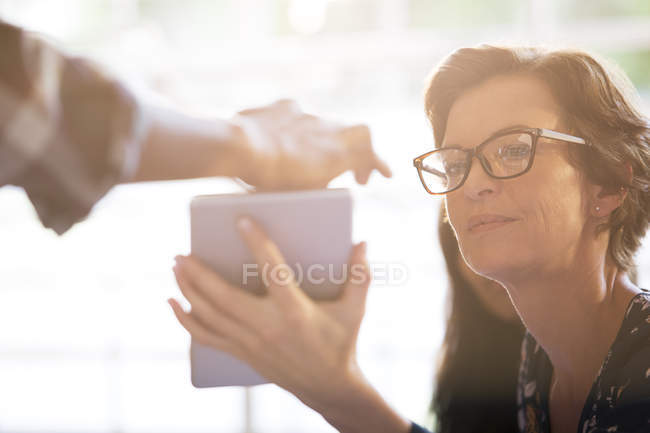 Geschäftsfrau mit digitalem Tablet im Büro — Stockfoto