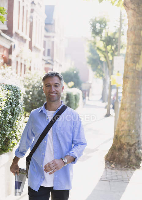 Ritratto uomo d'affari sorridente che cammina sul marciapiede — Foto stock