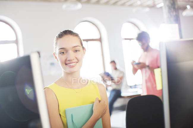 Портрет улыбающейся бизнес-леди за компьютером в офисе — стоковое фото