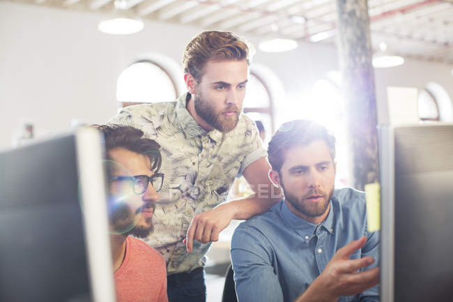 Empresários casuais focados que trabalham em computadores — Fotografia de Stock