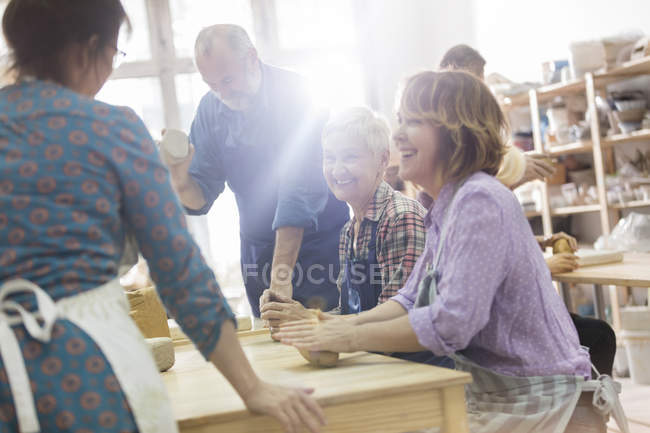Smiling mature students in pottery studio — Stock Photo