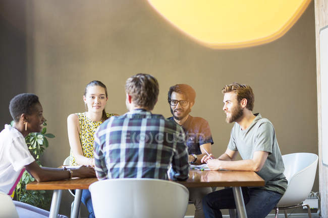 Pessoas de negócios casuais reunidas à mesa no escritório — Fotografia de Stock