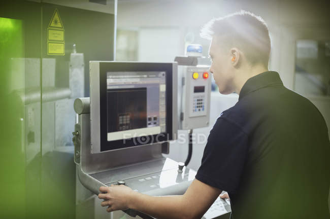 Travailleur utilisant des machines au panneau de commande dans l'usine d'acier — Photo de stock