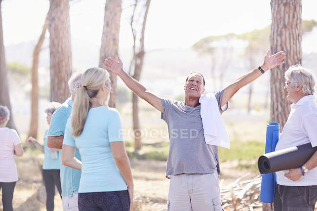 Ausgelassener Senior nach Yoga-Kurs im sonnigen Park — Stockfoto
