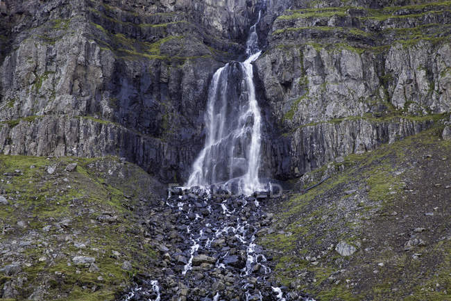 Wasserfall und felsige Klippen tagsüber — Stockfoto