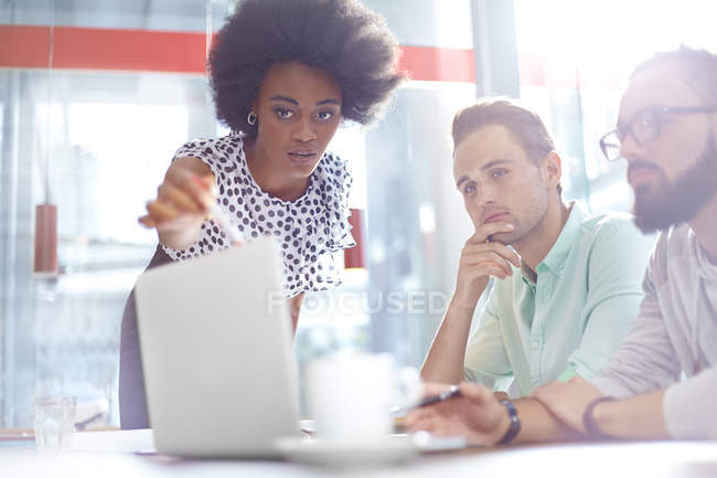 Business people meeting at laptop in modern cafe — Stock Photo