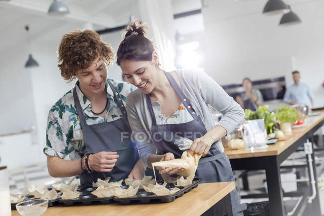 Пара насолоджується класом приготування їжі на кухні — стокове фото