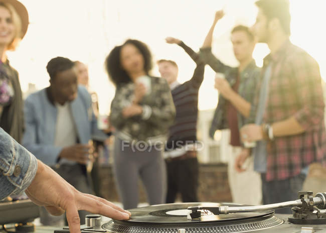 DJ record di filatura alla festa sul tetto — Foto stock