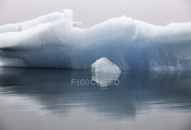 Зимой ледниковые образования над водой — стоковое фото