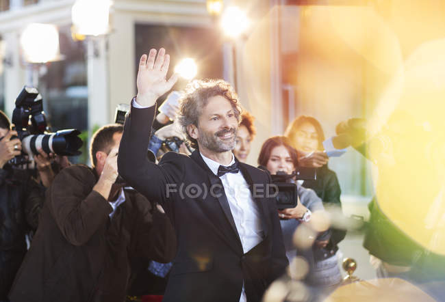 Celebridad saludando a los paparazzi en el evento - foto de stock