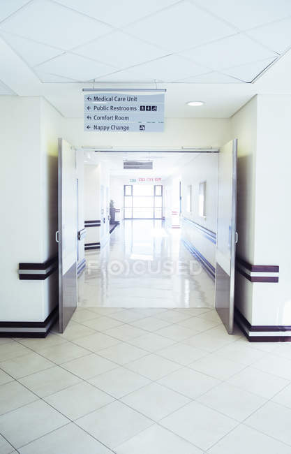 Corredor del hospital vacío en el interior - foto de stock