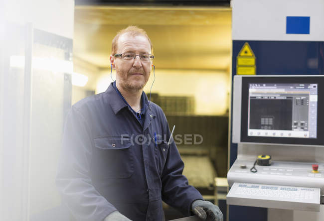 Trabajador confiado retrato en el panel de control en fábrica de acero - foto de stock