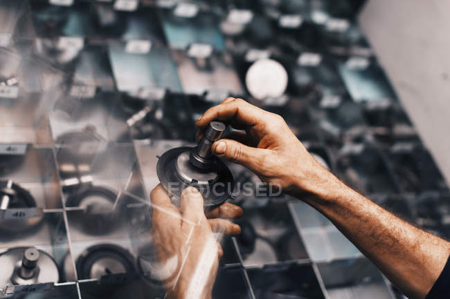 Lavoratore che monta la parte nella fabbrica d'acciaio — Foto stock