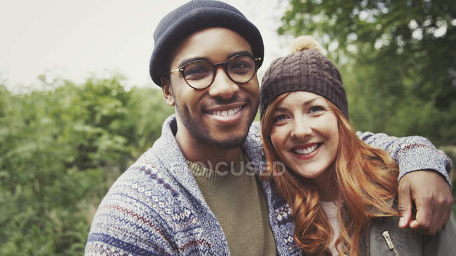 Портрет улыбающейся пары, обнимающей — стоковое фото