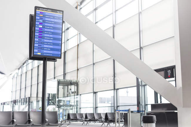 Ankunft Abflugtafel in leerem Flughafensaal — Stockfoto