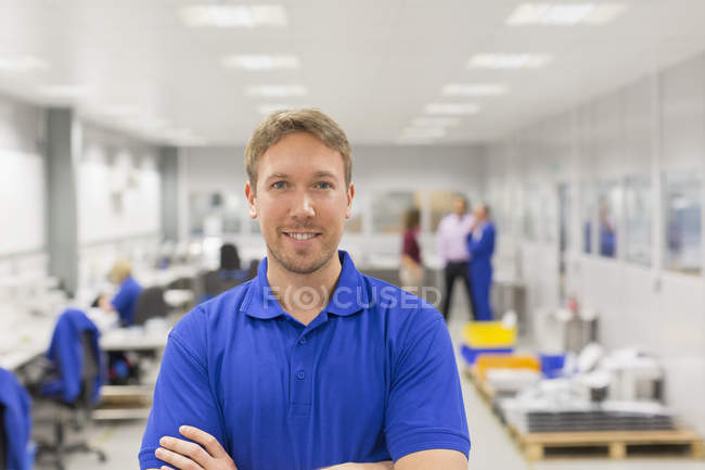 Trabalhador sorridente de retrato no escritório da fábrica de aço — Fotografia de Stock