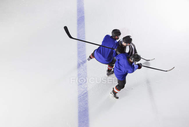 Joueurs de hockey bloquant adversaire sur glace — Photo de stock