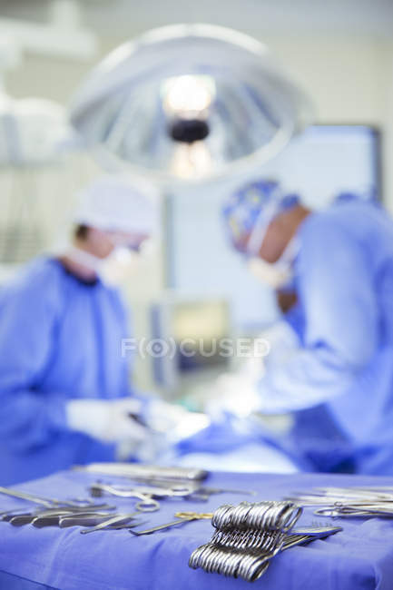 Surgical tools on tray in operating room at medical clinic — Stock Photo