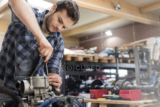 Mecânico de fixação de motor de carro na oficina de reparação de automóveis — Fotografia de Stock
