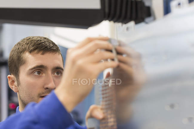 Travailleur contrôlant l'acier dans une usine d'acier — Photo de stock
