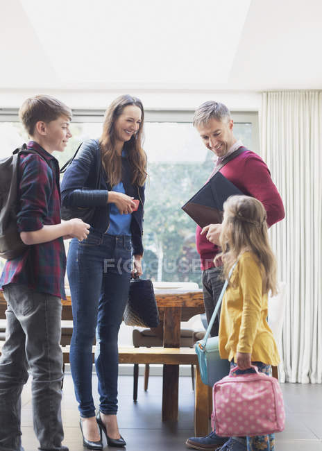 Familie bereitet sich darauf vor, morgens das Haus zu verlassen — Stockfoto
