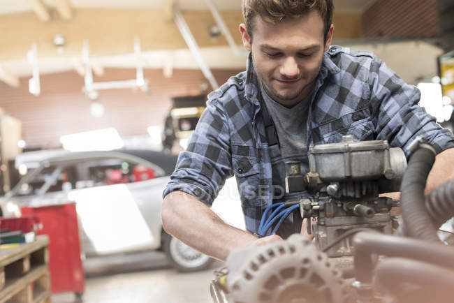 Mechaniker repariert Motor in Autowerkstatt — Stockfoto
