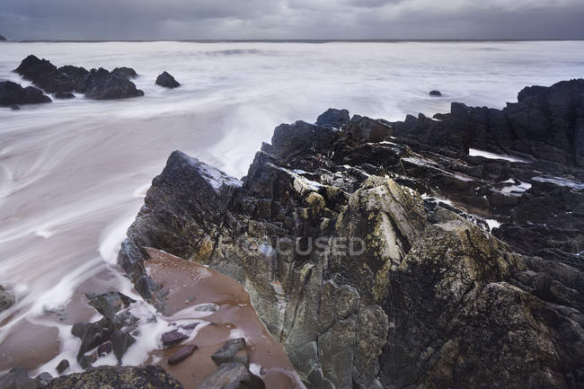 Longa exposição oceano e rochas, Devon, Reino Unido — Fotografia de Stock