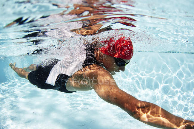 Atleta nuotatore maschile che nuota sott'acqua in piscina — Foto stock